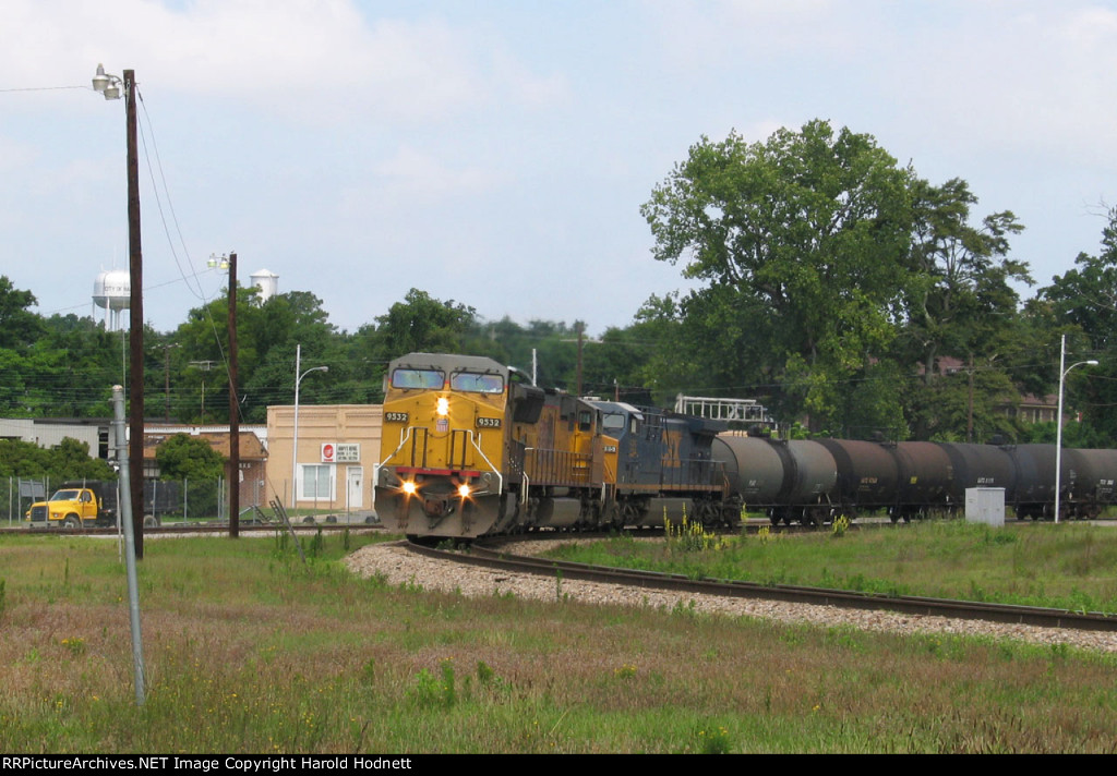 UP 9532 leads a train towards the yard